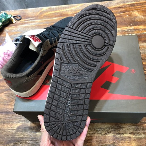 나이키 조던 X 트래비스 스캇 에어 조던 1 로우 스니커즈