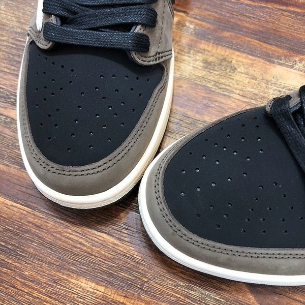 나이키 조던 X 트래비스 스캇 에어 조던 1 로우 스니커즈