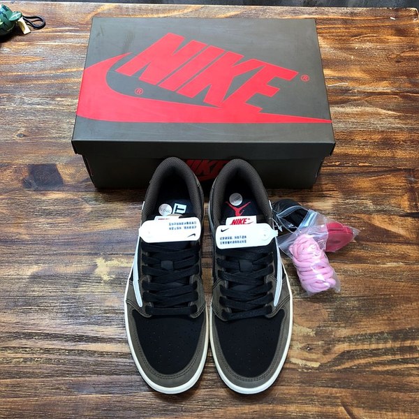 나이키 조던 X 트래비스 스캇 에어 조던 1 로우 스니커즈