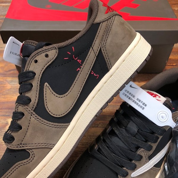 나이키 조던 X 트래비스 스캇 에어 조던 1 로우 스니커즈