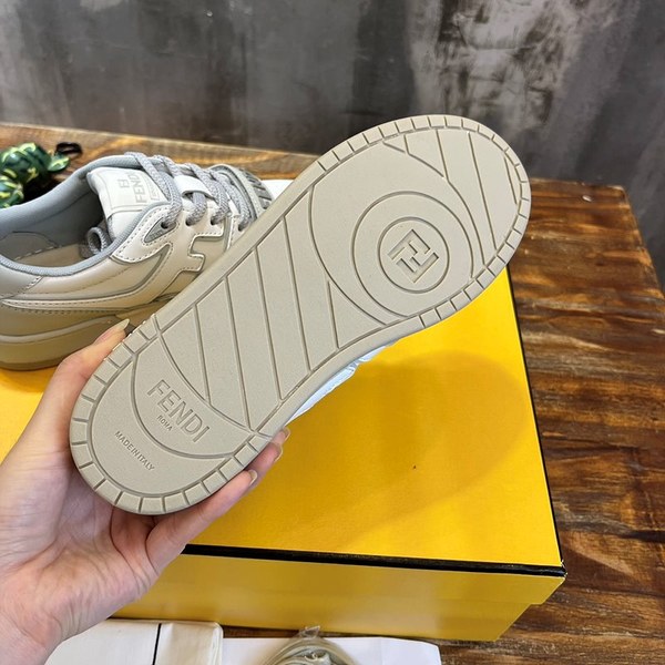 펜디 매치 화이트 가죽 로우탑 [매장가 150만원대]