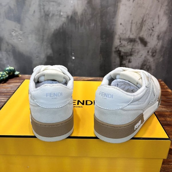 펜디 매치 화이트 스웨이드 로우탑 [매장가 140만원대]