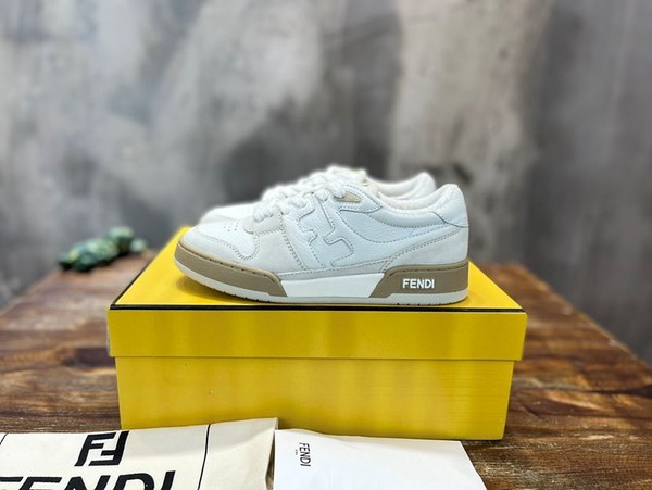 펜디 매치 화이트 스웨이드 로우탑 [매장가 140만원대]