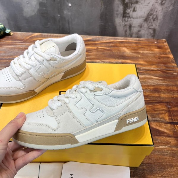 펜디 매치 화이트 스웨이드 로우탑 [매장가 140만원대]