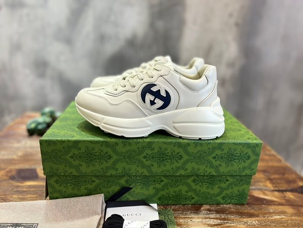 구찌 아이보리 레더 인터로킹 G 롸이톤 스니커즈 [매장가 140만원대]