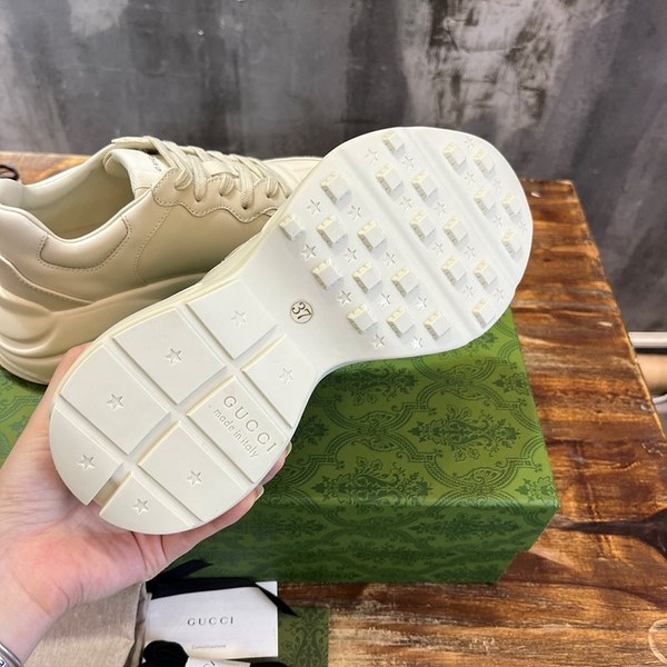 구찌 아이보리 레더 인터로킹 G 롸이톤 스니커즈 [매장가 140만원대]