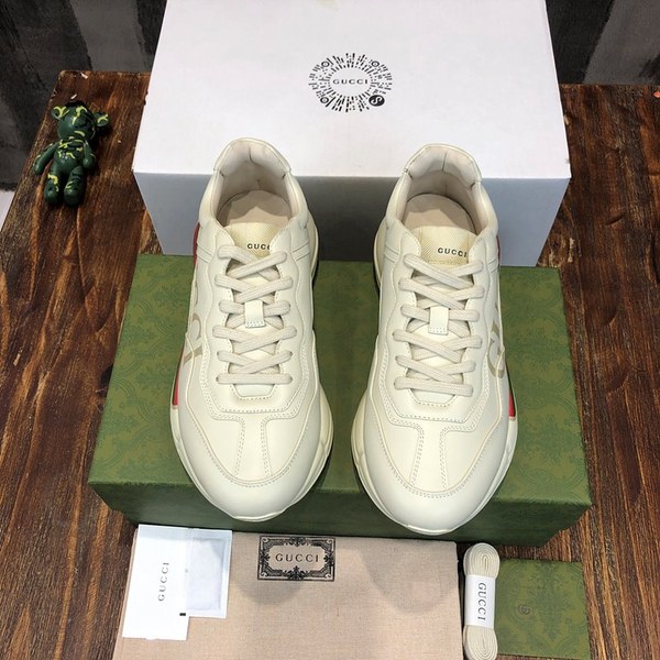 구찌 빈티지 로고 장식의 아이보리 레더 롸이톤 스니커즈 [매장가 130만원대]