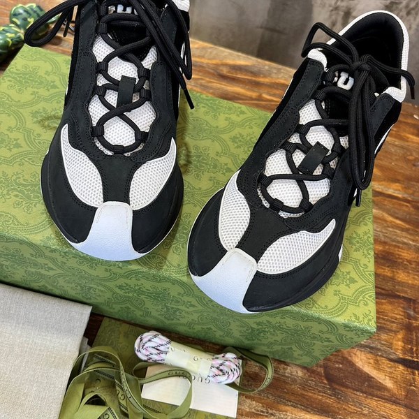 구찌 블랙 스웨이드 런 스니커즈 [매장가 140만원대]