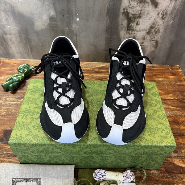 구찌 블랙 스웨이드 런 스니커즈 [매장가 140만원대]