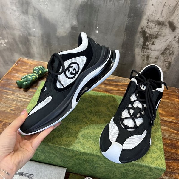 구찌 블랙 스웨이드 런 스니커즈 [매장가 140만원대]