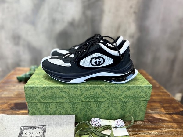 구찌 블랙 스웨이드 런 스니커즈 [매장가 140만원대]