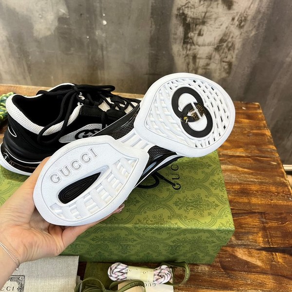 구찌 블랙 스웨이드 런 스니커즈 [매장가 140만원대]