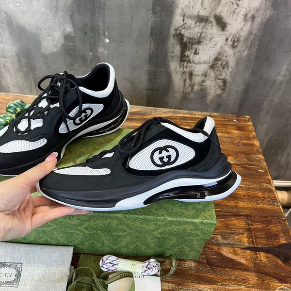 구찌 블랙 스웨이드 런 스니커즈 [매장가 140만원대]