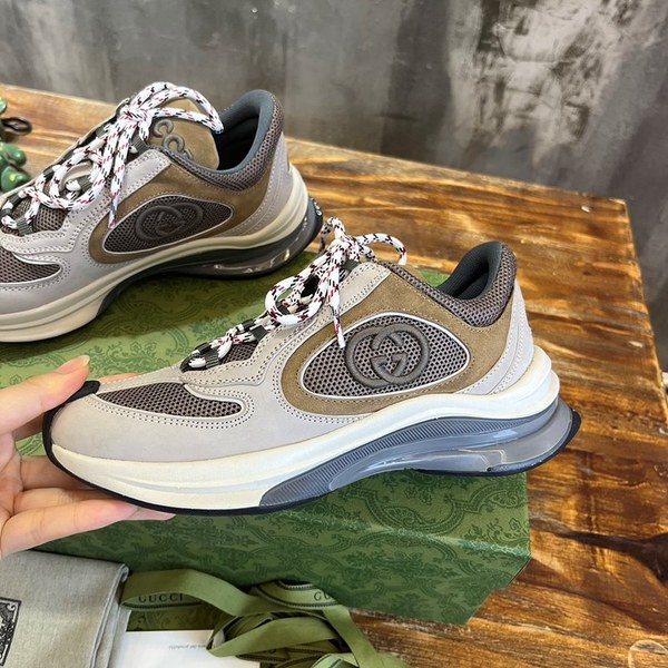 구찌 라이트 그레이 스웨이드 런 스니커즈 [매장가 140만원대]