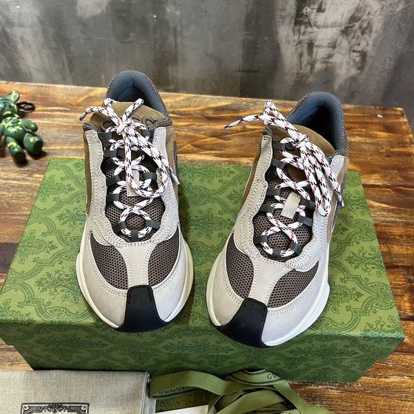 구찌 라이트 그레이 스웨이드 런 스니커즈 [매장가 140만원대]