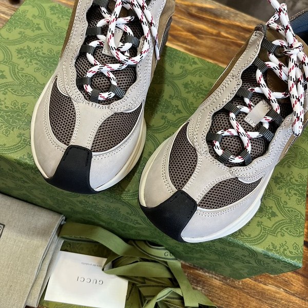 구찌 라이트 그레이 스웨이드 런 스니커즈 [매장가 140만원대]