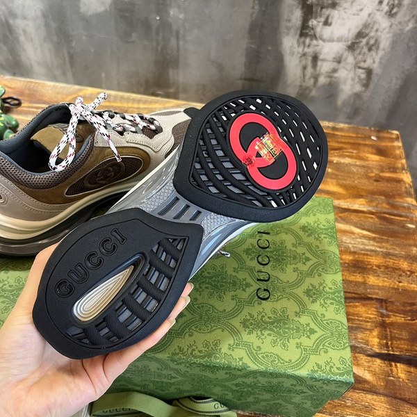 구찌 라이트 그레이 스웨이드 런 스니커즈 [매장가 140만원대]