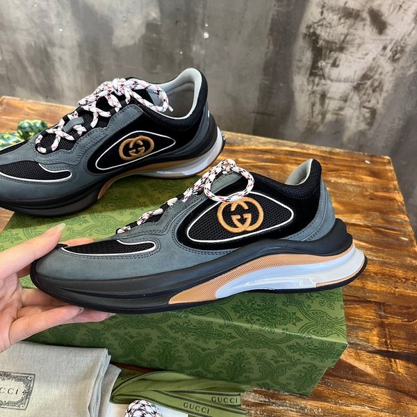 구찌 그레이 스웨이드 런 스니커즈 [매장가 140만원대]