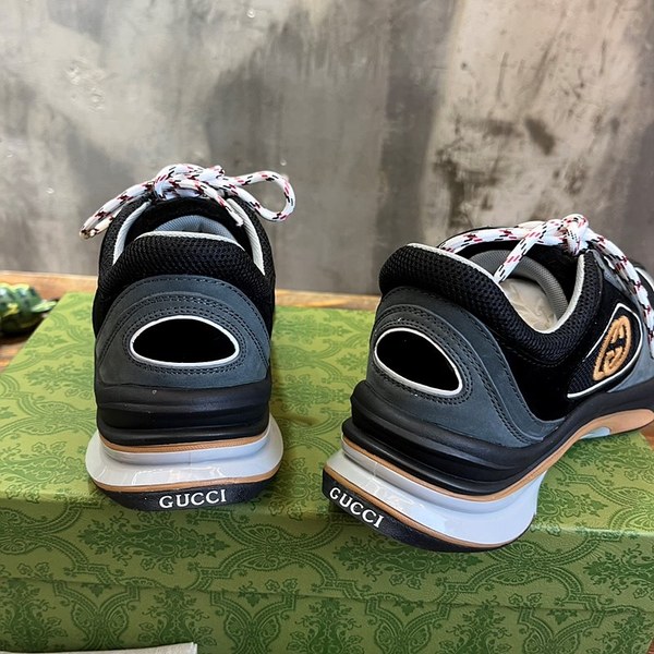 구찌 그레이 스웨이드 런 스니커즈 [매장가 140만원대]