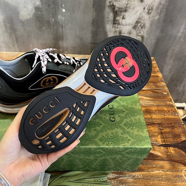 구찌 그레이 스웨이드 런 스니커즈 [매장가 140만원대]