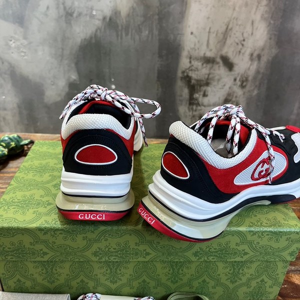구찌 블랙, 화이트, 레드 스웨이드 런 스니커즈 [매장가 140만원대]