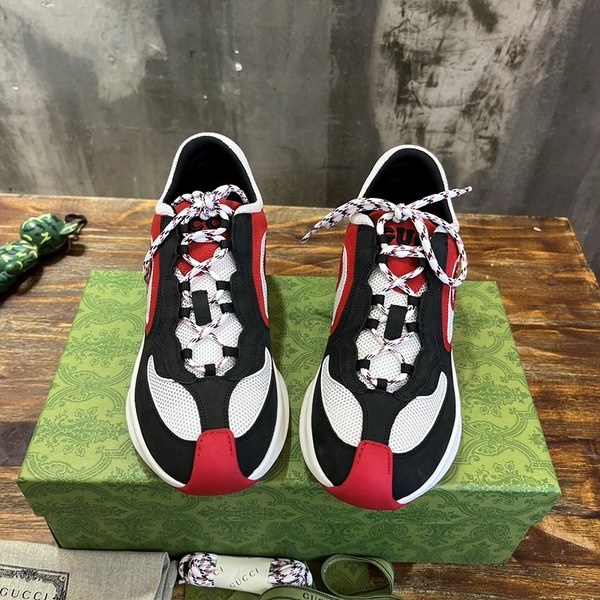 구찌 블랙, 화이트, 레드 스웨이드 런 스니커즈 [매장가 140만원대]