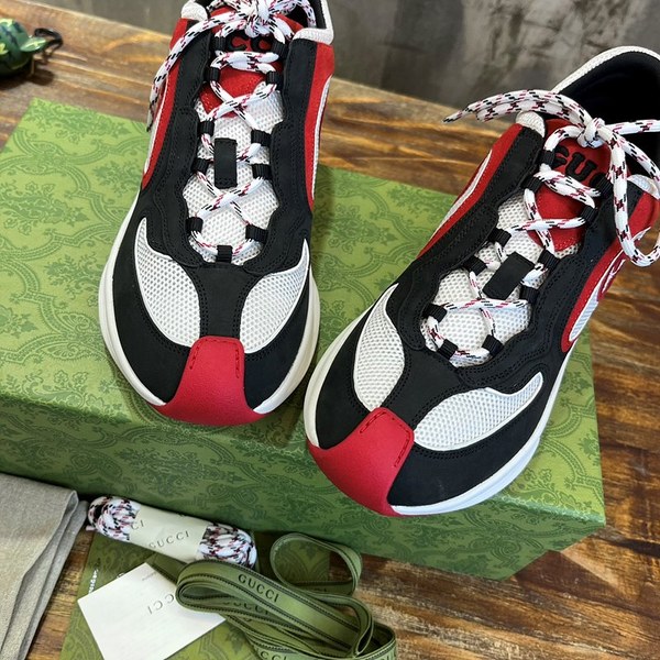 구찌 블랙, 화이트, 레드 스웨이드 런 스니커즈 [매장가 140만원대]