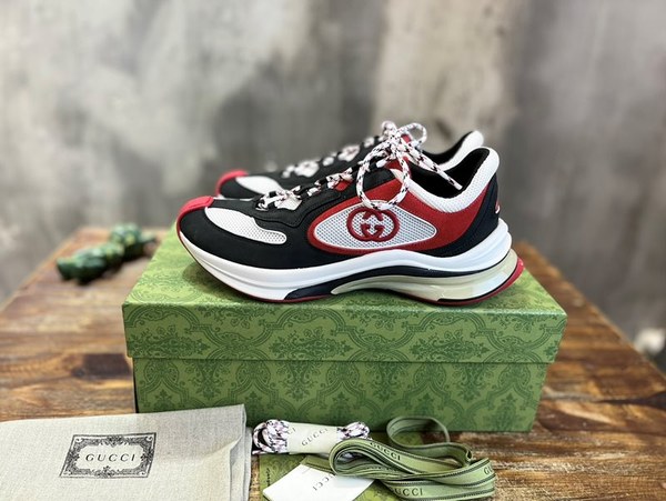 구찌 블랙, 화이트, 레드 스웨이드 런 스니커즈 [매장가 140만원대]