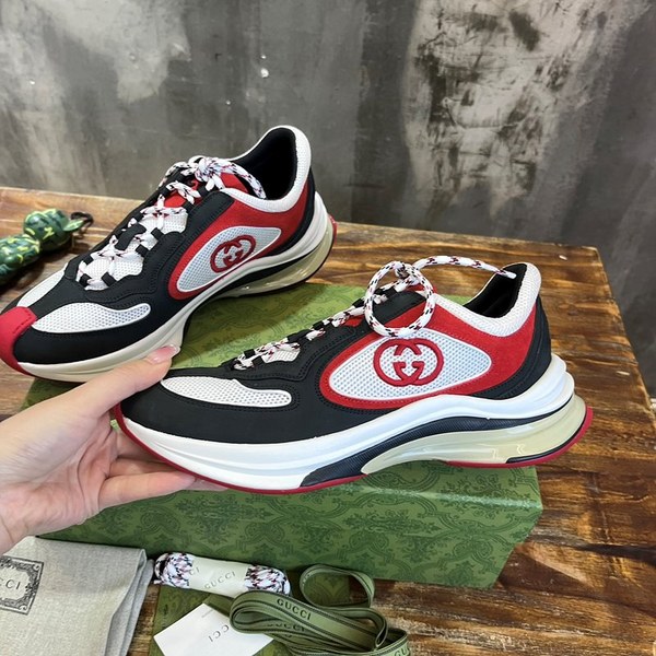 구찌 블랙, 화이트, 레드 스웨이드 런 스니커즈 [매장가 140만원대]