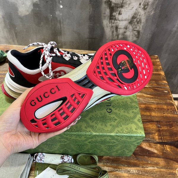 구찌 블랙, 화이트, 레드 스웨이드 런 스니커즈 [매장가 140만원대]