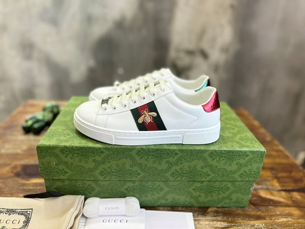 구찌 화이트 레더와 힐에 각각 레드그린 레더 디테일 자수 스니커즈 [매장가 100만원대]