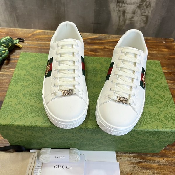 구찌 화이트 레더와 힐에 각각 레드그린 레더 디테일 자수 스니커즈 [매장가 100만원대]