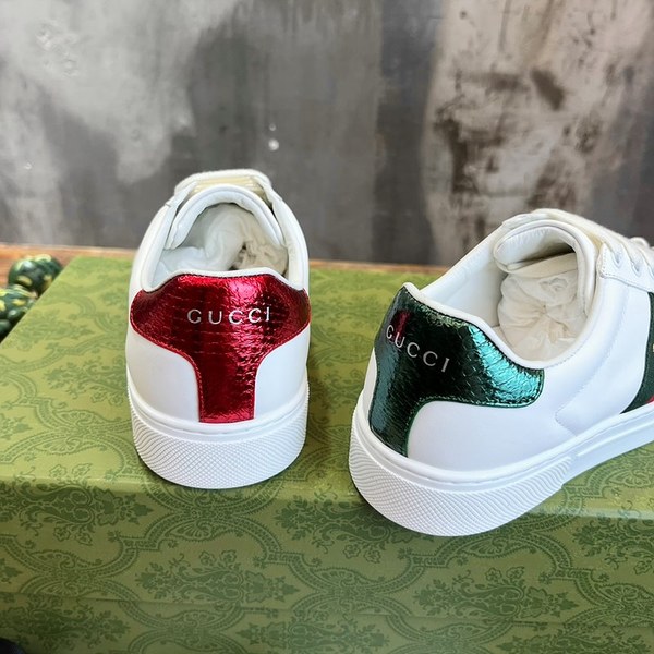 구찌 화이트 레더와 힐에 각각 레드그린 레더 디테일 자수 스니커즈 [매장가 100만원대]