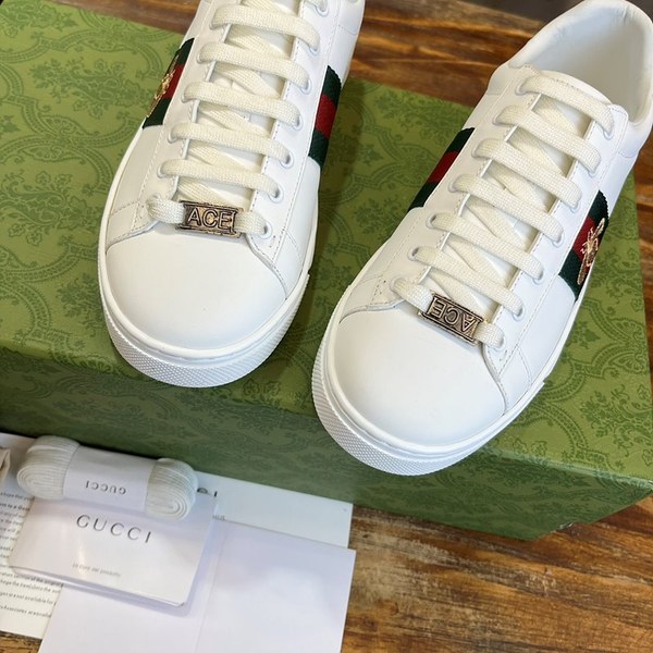 구찌 화이트 레더와 힐에 각각 레드그린 레더 디테일 자수 스니커즈 [매장가 100만원대]