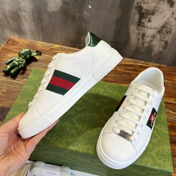 구찌 화이트 레더와 힐에 각각 레드그린 레더 디테일 자수 스니커즈 [매장가 100만원대]