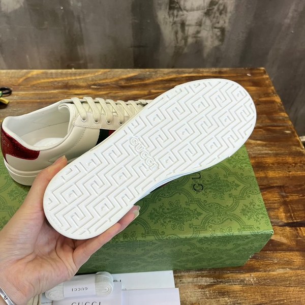 구찌 화이트 레더와 힐에 각각 레드그린 레더 디테일 자수 스니커즈 [매장가 100만원대]