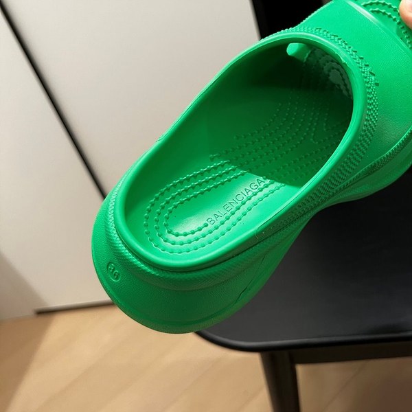 발렌시아가 크록스 슬라이드 뮬 샌들 [매장가 80만원대]