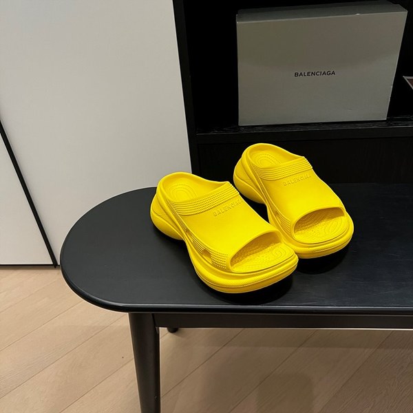 발렌시아가 크록스 슬라이드 뮬 샌들 [매장가 80만원대]