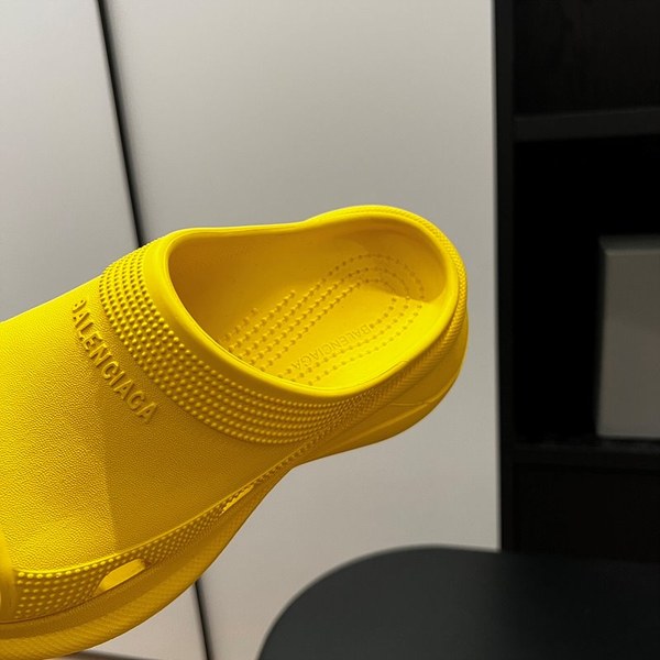 발렌시아가 크록스 슬라이드 뮬 샌들 [매장가 80만원대]