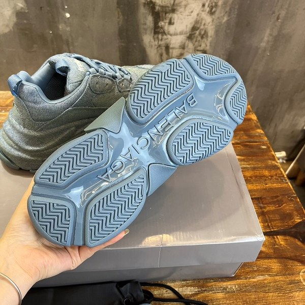 발렌시아가 블루 데님 소재의 Triple S 스니커즈 [매장가 140만원대]