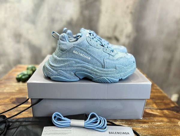 발렌시아가 블루 데님 소재의 Triple S 스니커즈 [매장가 140만원대]