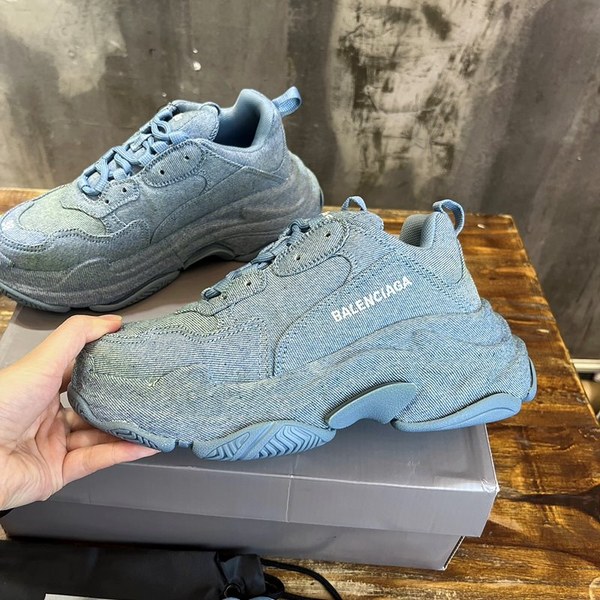 발렌시아가 블루 데님 소재의 Triple S 스니커즈 [매장가 140만원대]