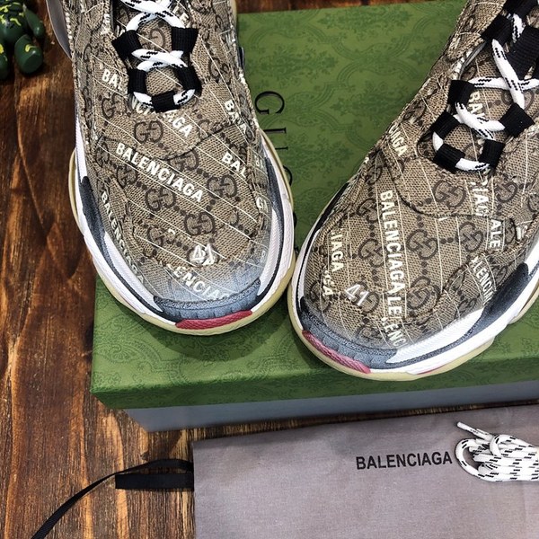 구찌 X 발렌시아가 트리플 S 스니커즈 해커 프로젝트 브라운 [매장가 170만원대]