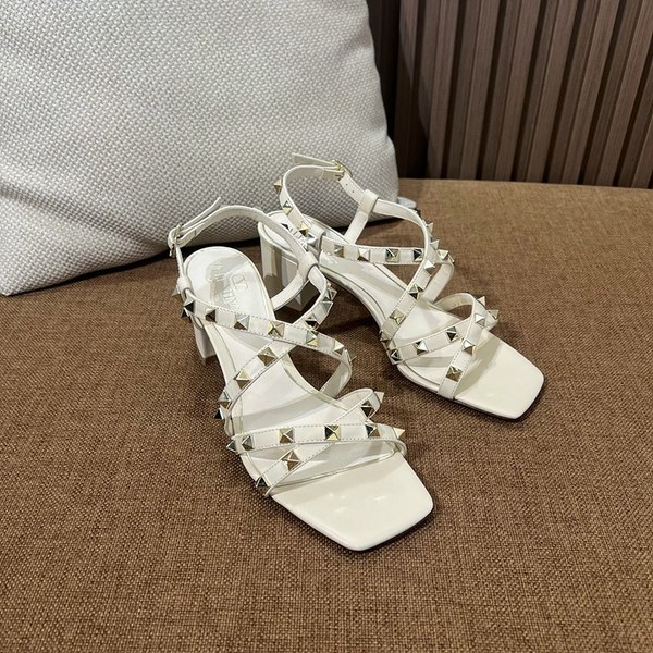 발렌티노 락스터드 송아지 가죽 스트랩 샌들 60MM 화이트 [매장가140만원대]