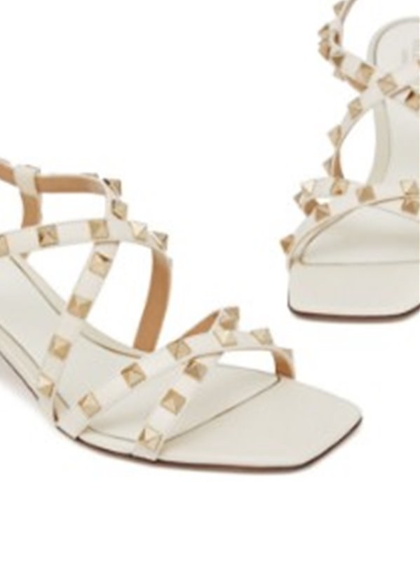 발렌티노 락스터드 송아지 가죽 스트랩 샌들 60MM 화이트 [매장가140만원대]