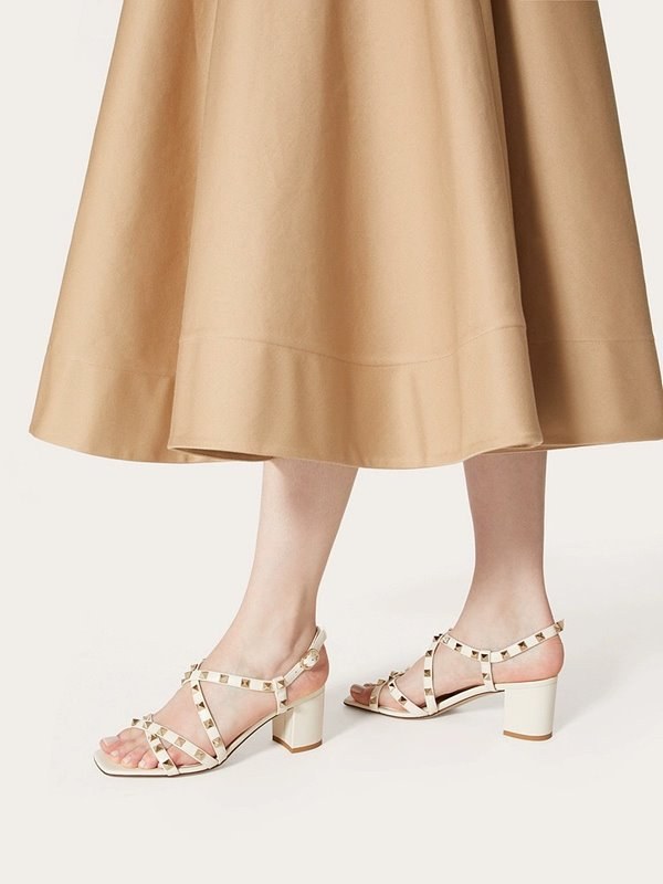 발렌티노 락스터드 송아지 가죽 스트랩 샌들 60MM 화이트 [매장가140만원대]