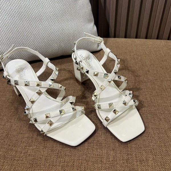 발렌티노 락스터드 송아지 가죽 스트랩 샌들 60MM 화이트 [매장가140만원대]