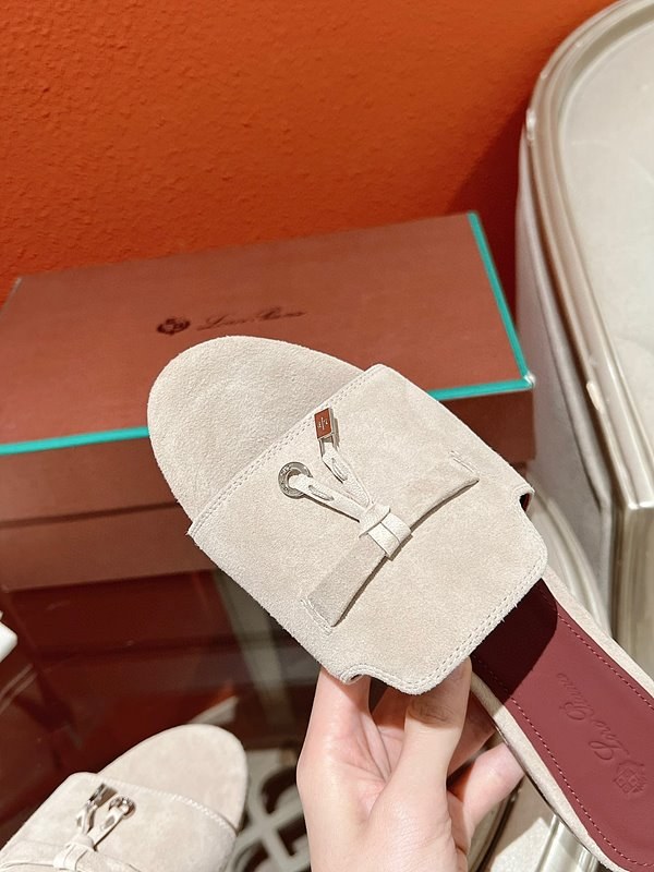 로로피아나 썸머 참스 샌들 [매장가 280만원대]