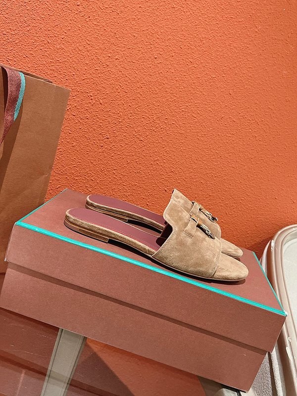 로로피아나 썸머 참스 샌들 [매장가 280만원대]