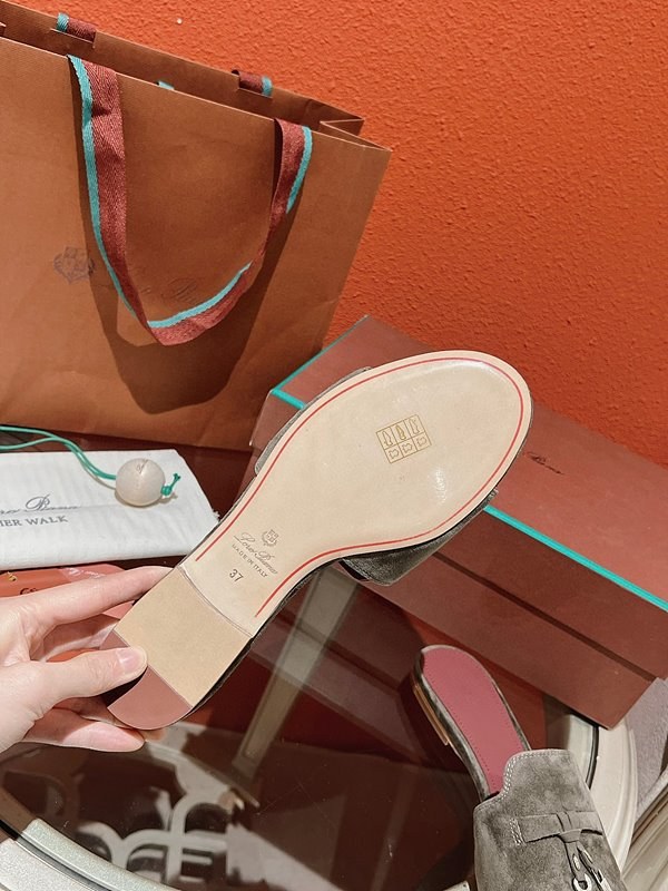 로로피아나 썸머 참스 샌들 [매장가 280만원대]